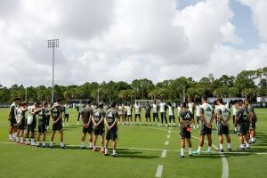 皇马、拜仁今天训练前为去世的若塔兄弟默哀1分钟