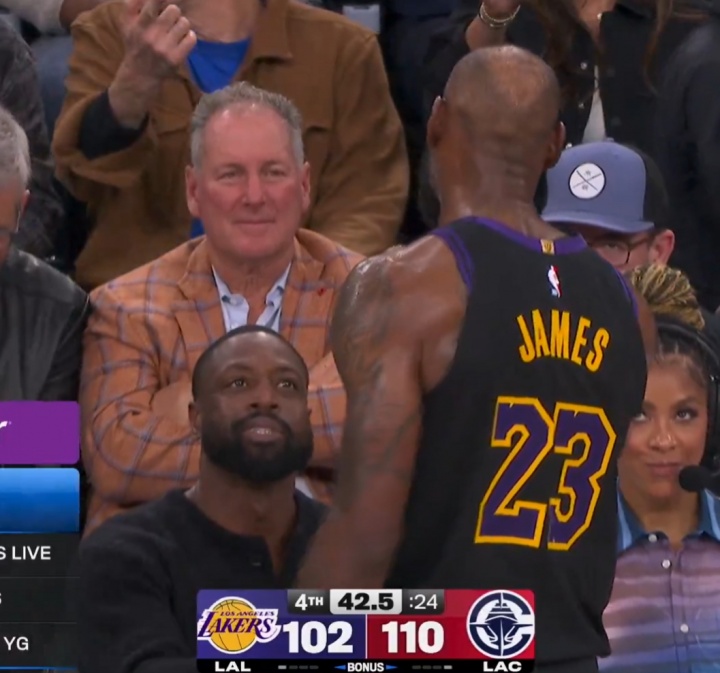 开云体育APP下载-兄弟情深！比赛还剩42s 詹姆斯和解说席上的韦德握手交谈！